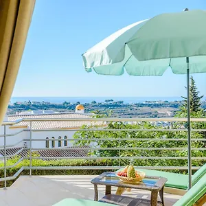 albufeira-ocean-apartment-with-huge-sunny-terrace.hotelaalgarve.com/